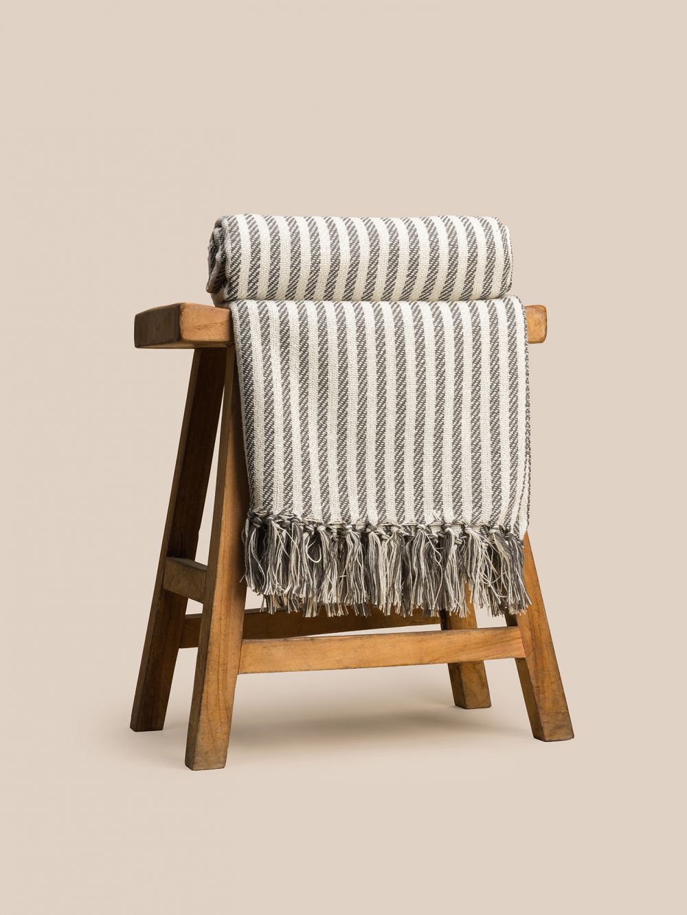 שמיכת טלווזיה פסים אפור לבן  130X180CM