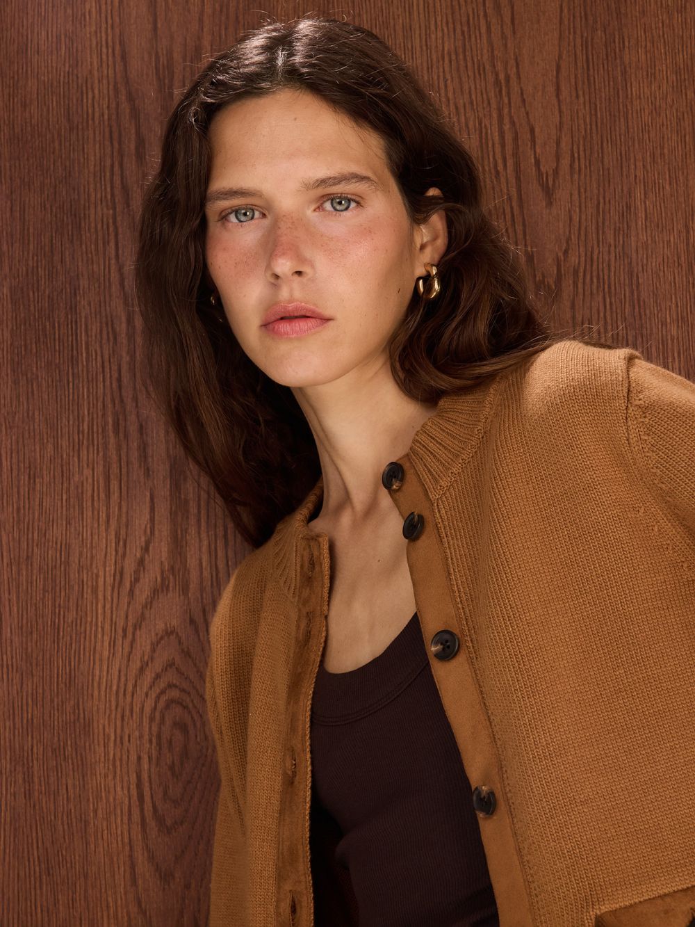 סריג קרדיגן עם דיטיילים זמש