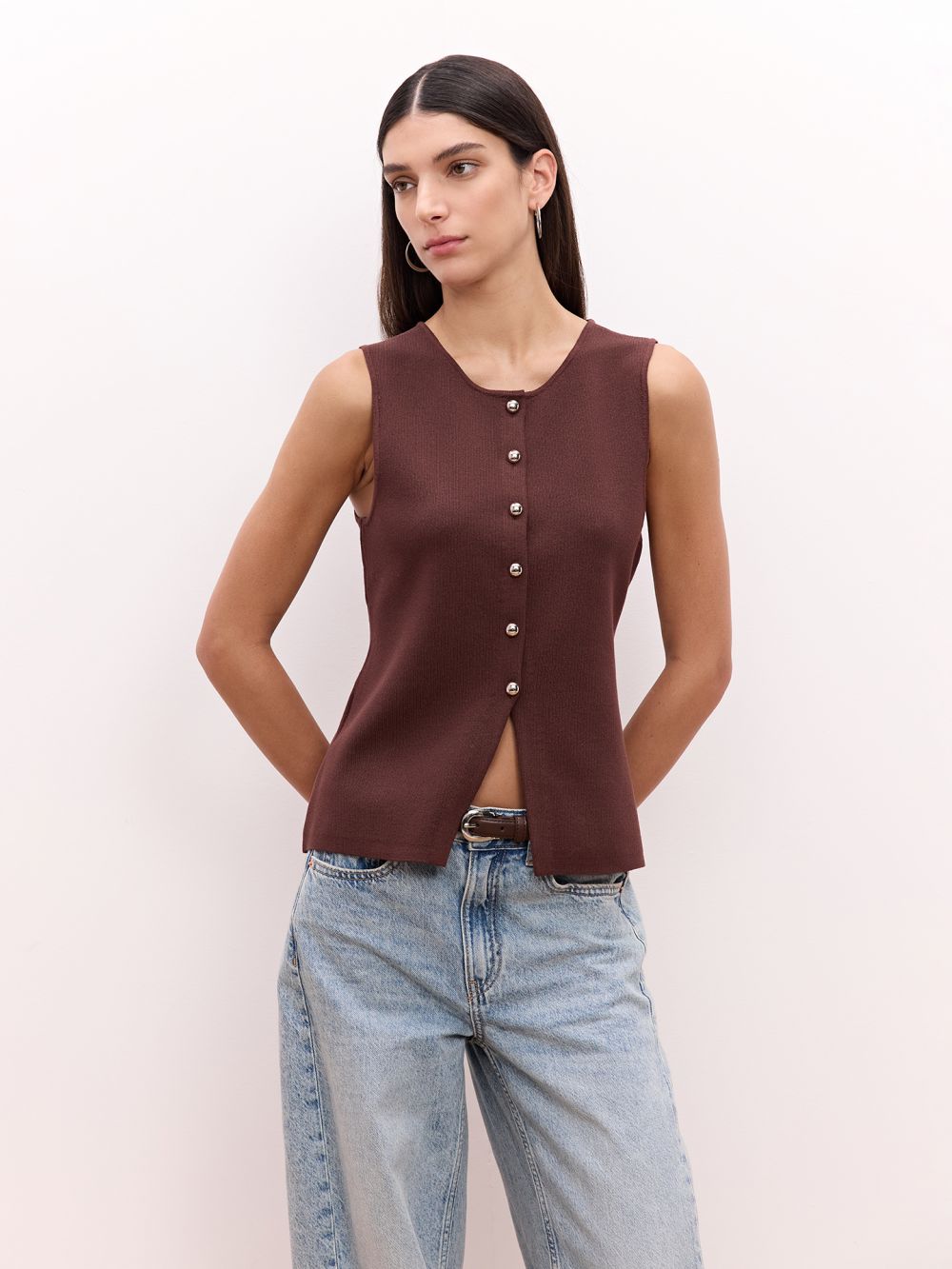 וסט סרוג עם כפתורי זהב