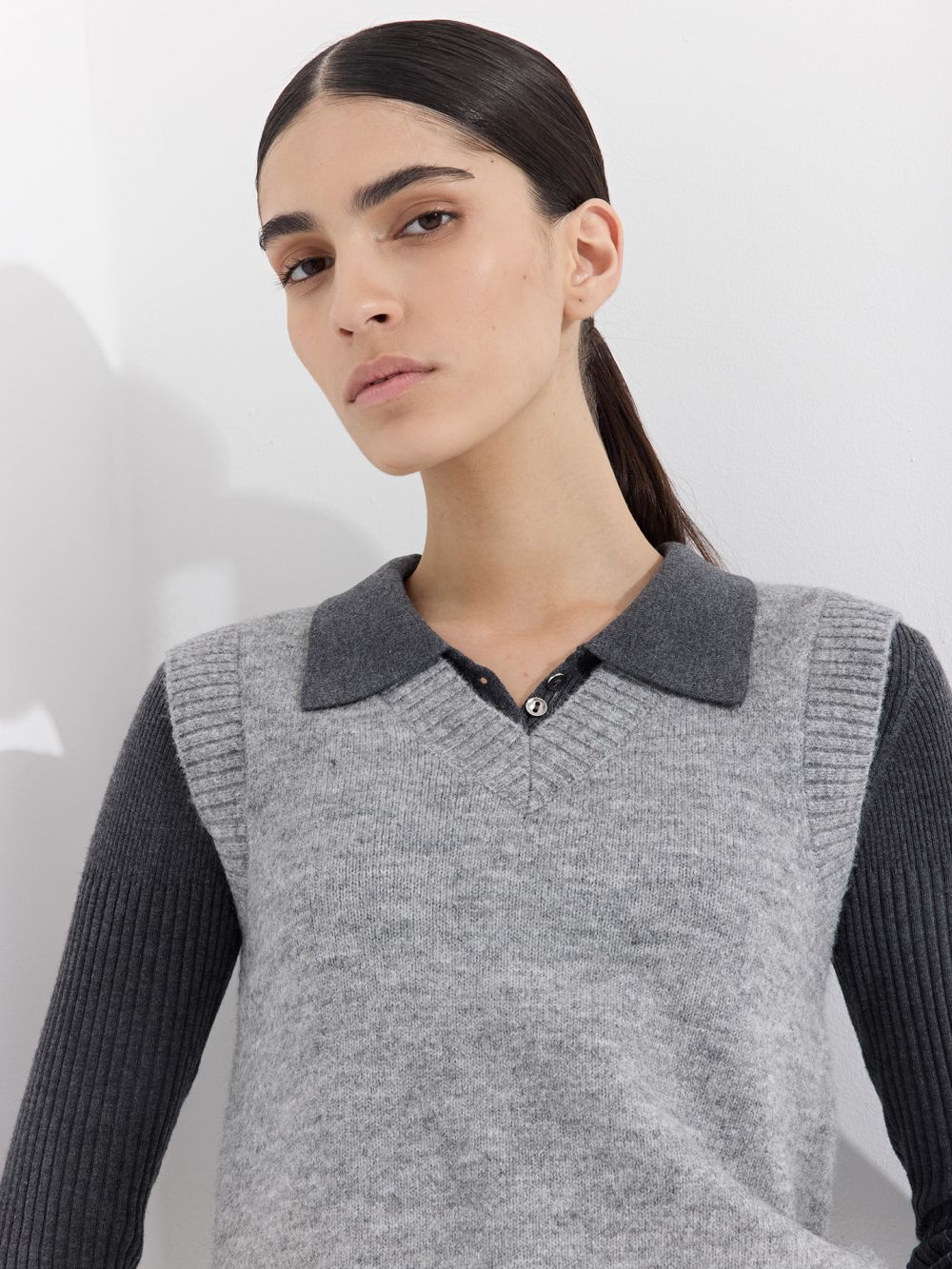 וסט סרוג עם מחשוף וי