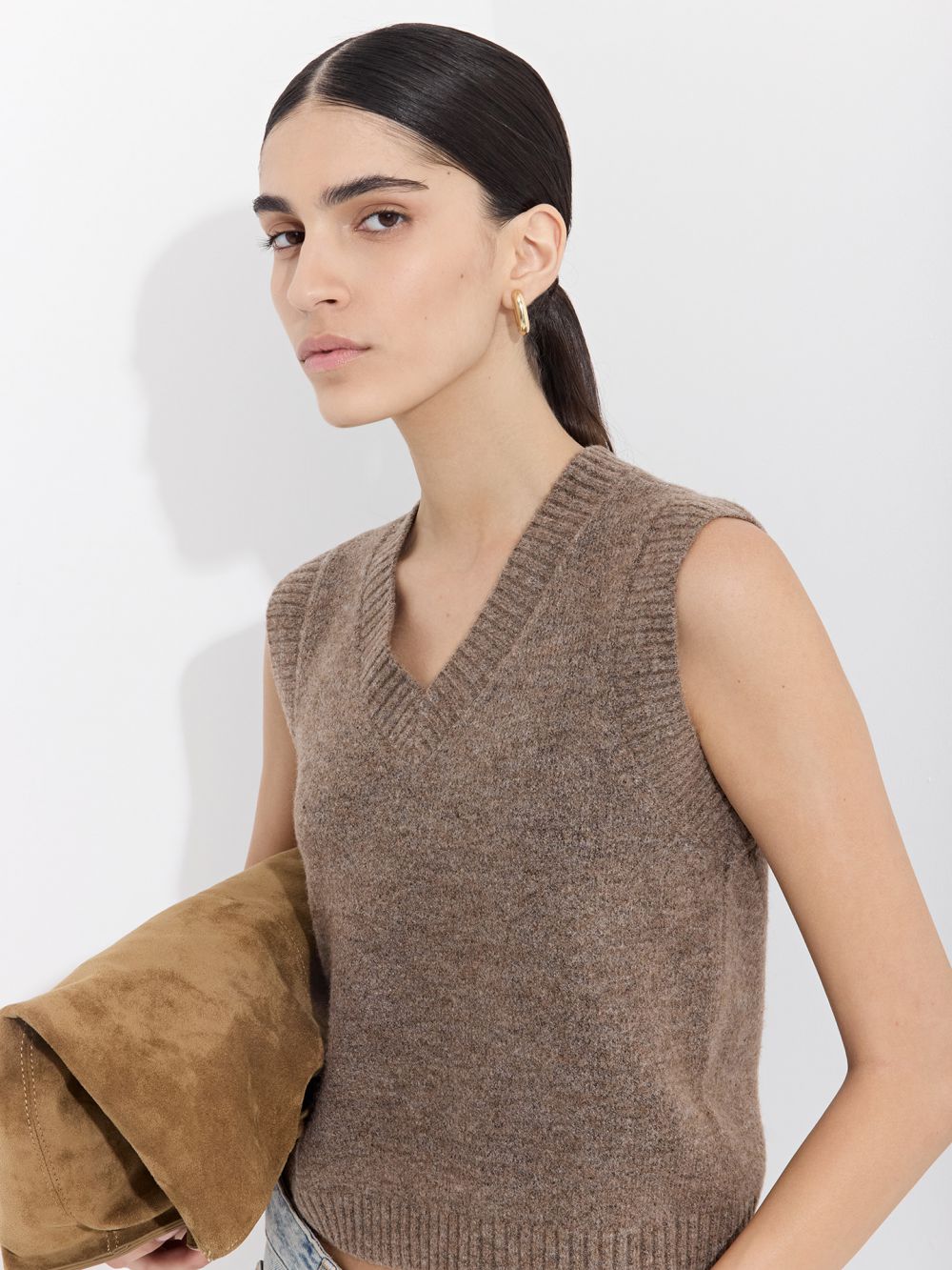 וסט סרוג עם מחשוף וי