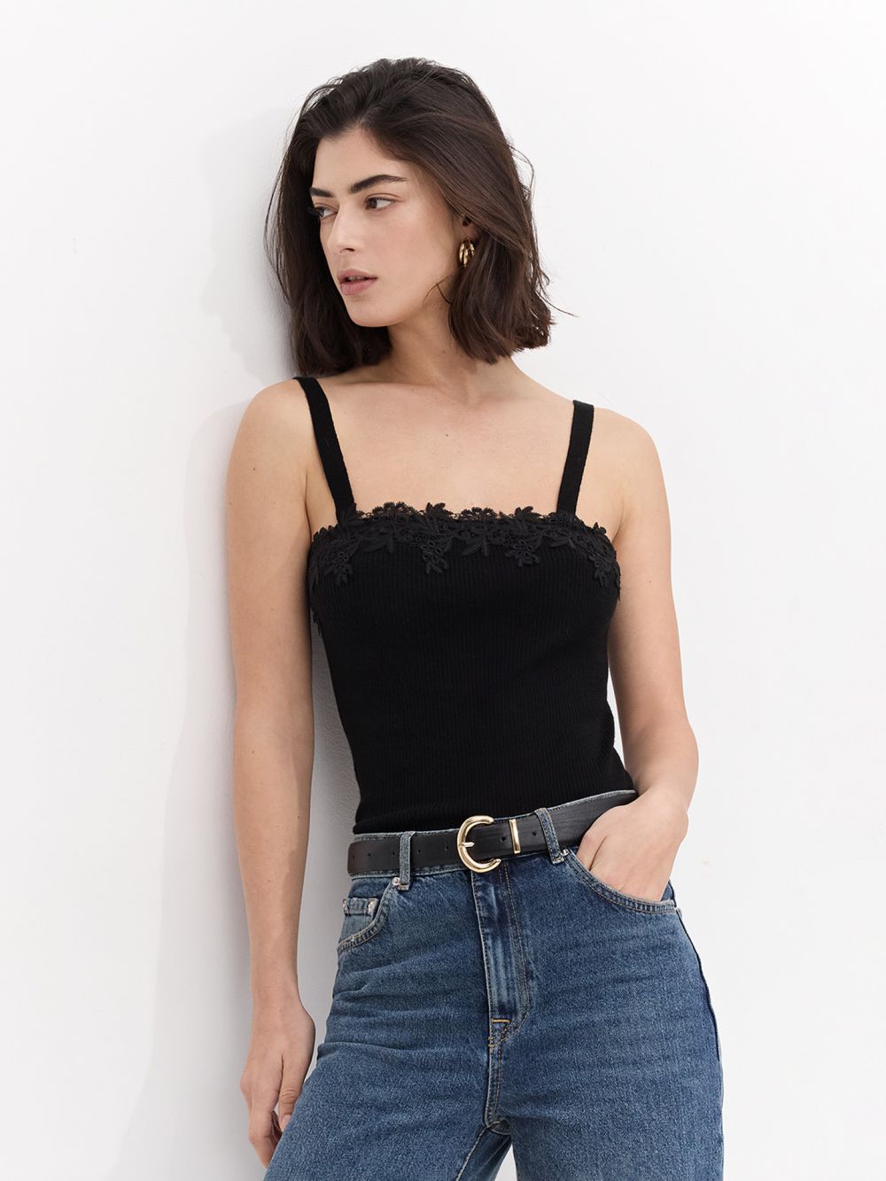 גופייה עם עיטור תחרה במחשוף