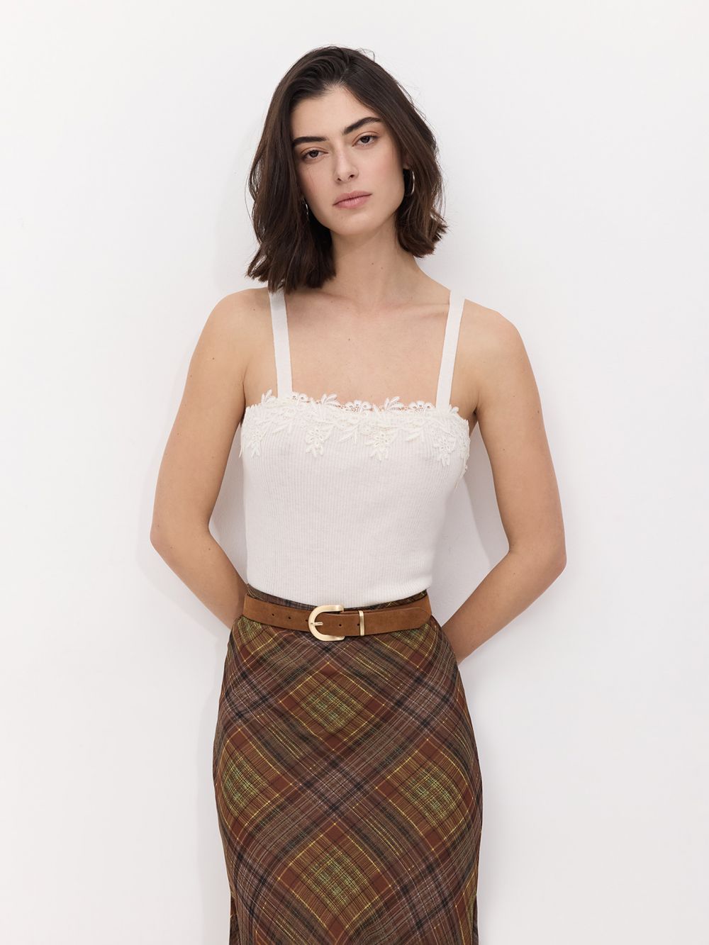 גופייה עם עיטור תחרה במחשוף