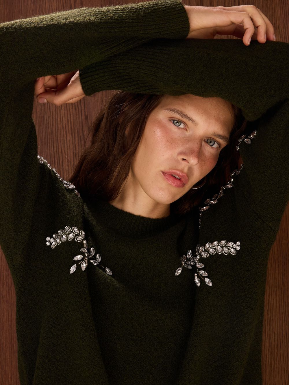 סוודר עם אבני זרקונים