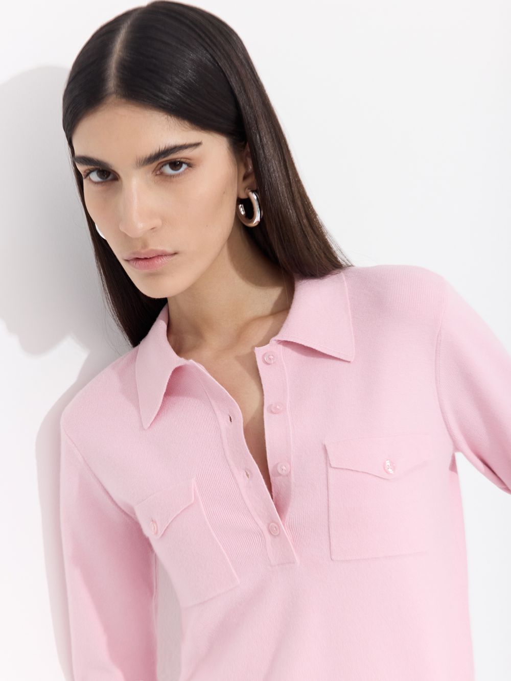 סריג צמוד עם צווארון פולו וכיסים