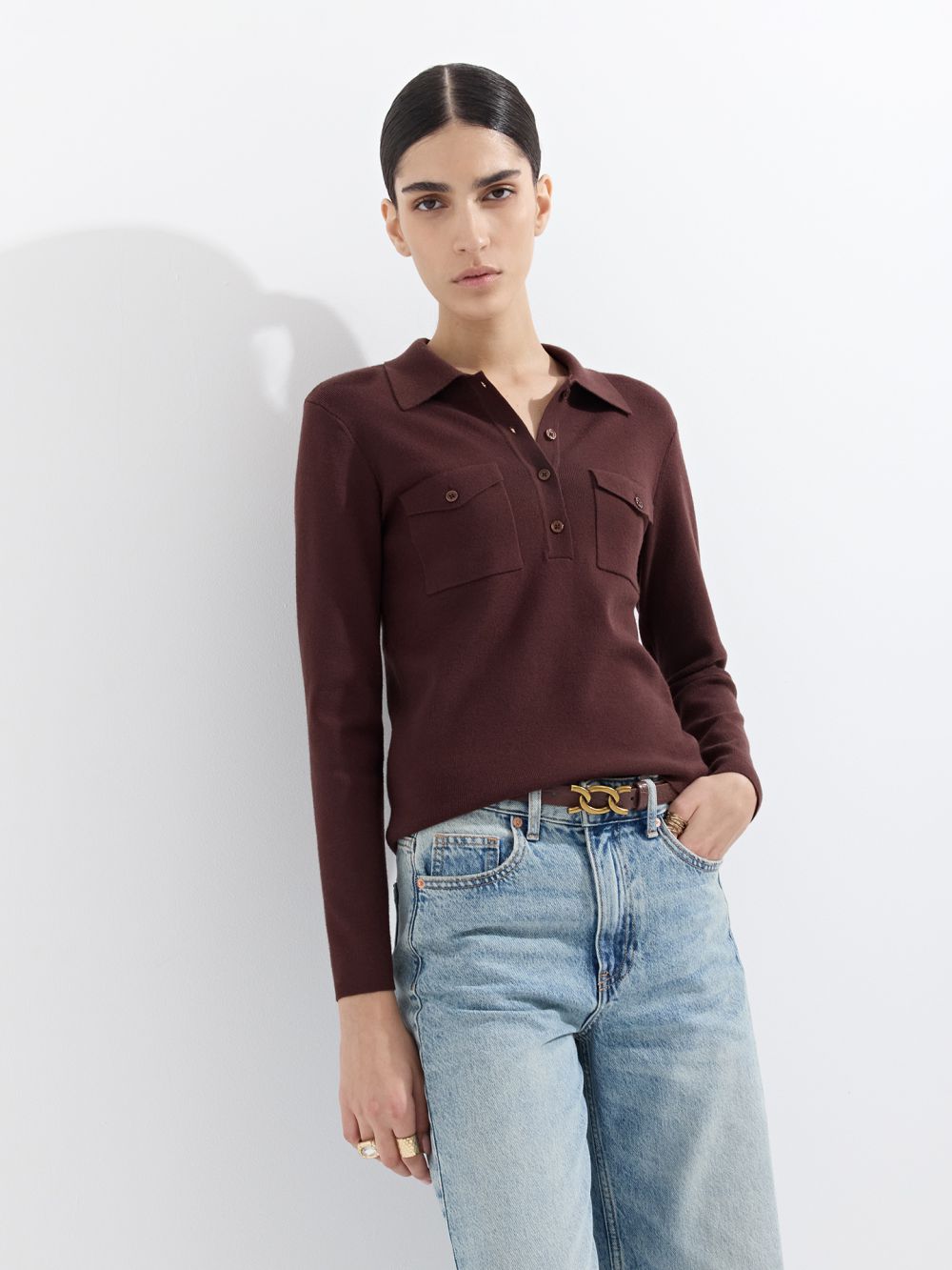 סריג צמוד עם צווארון פולו וכיסים