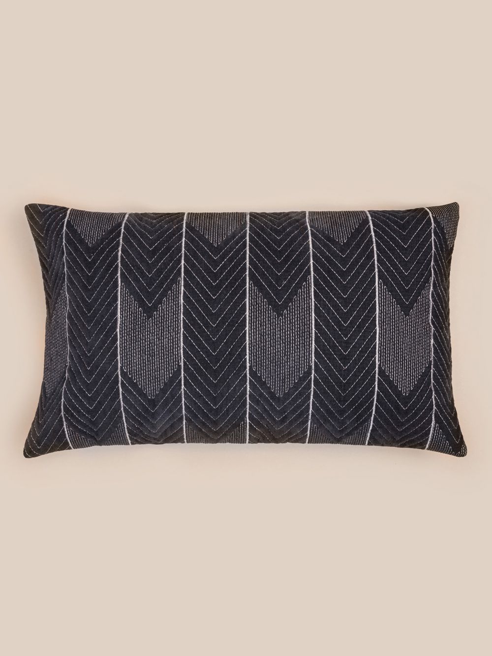 כיסוי כרית קטיפה רקמה כחול כהה