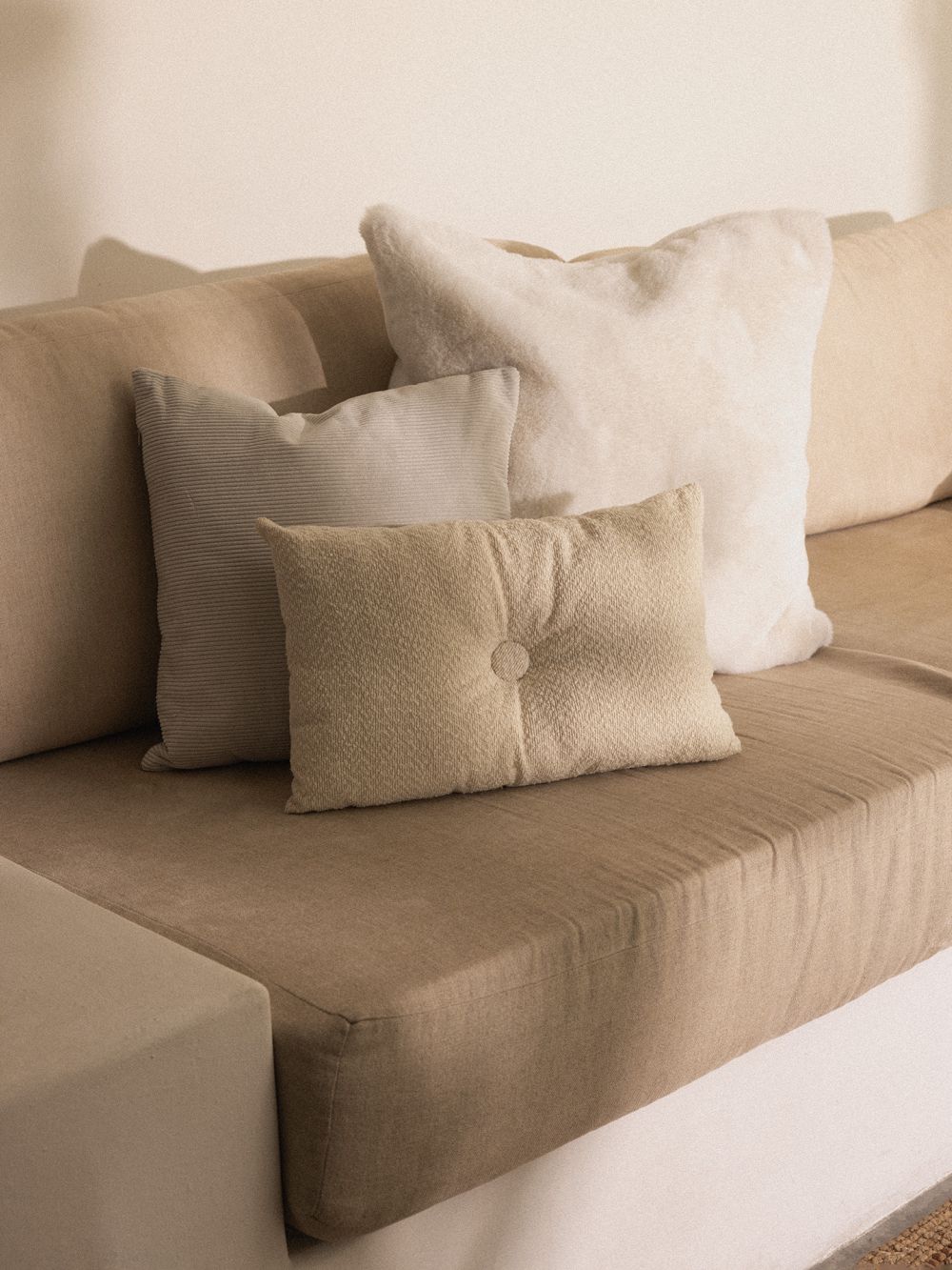 כרית 50*30 בוקלה אפור בשילוב קטיפה