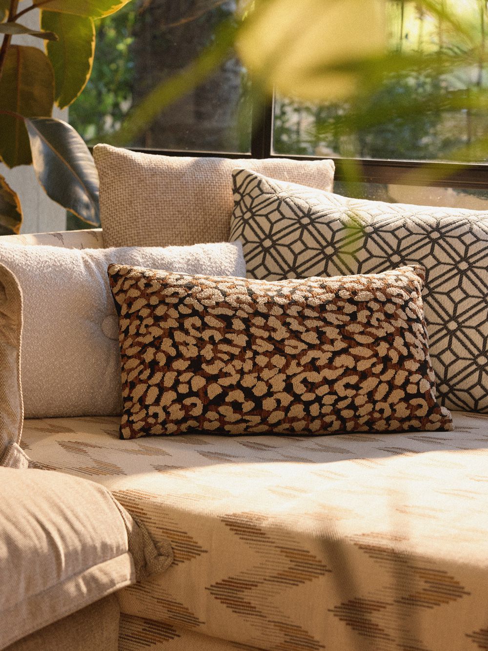 כרית נוי קטיפה מנומרת 30X50CM