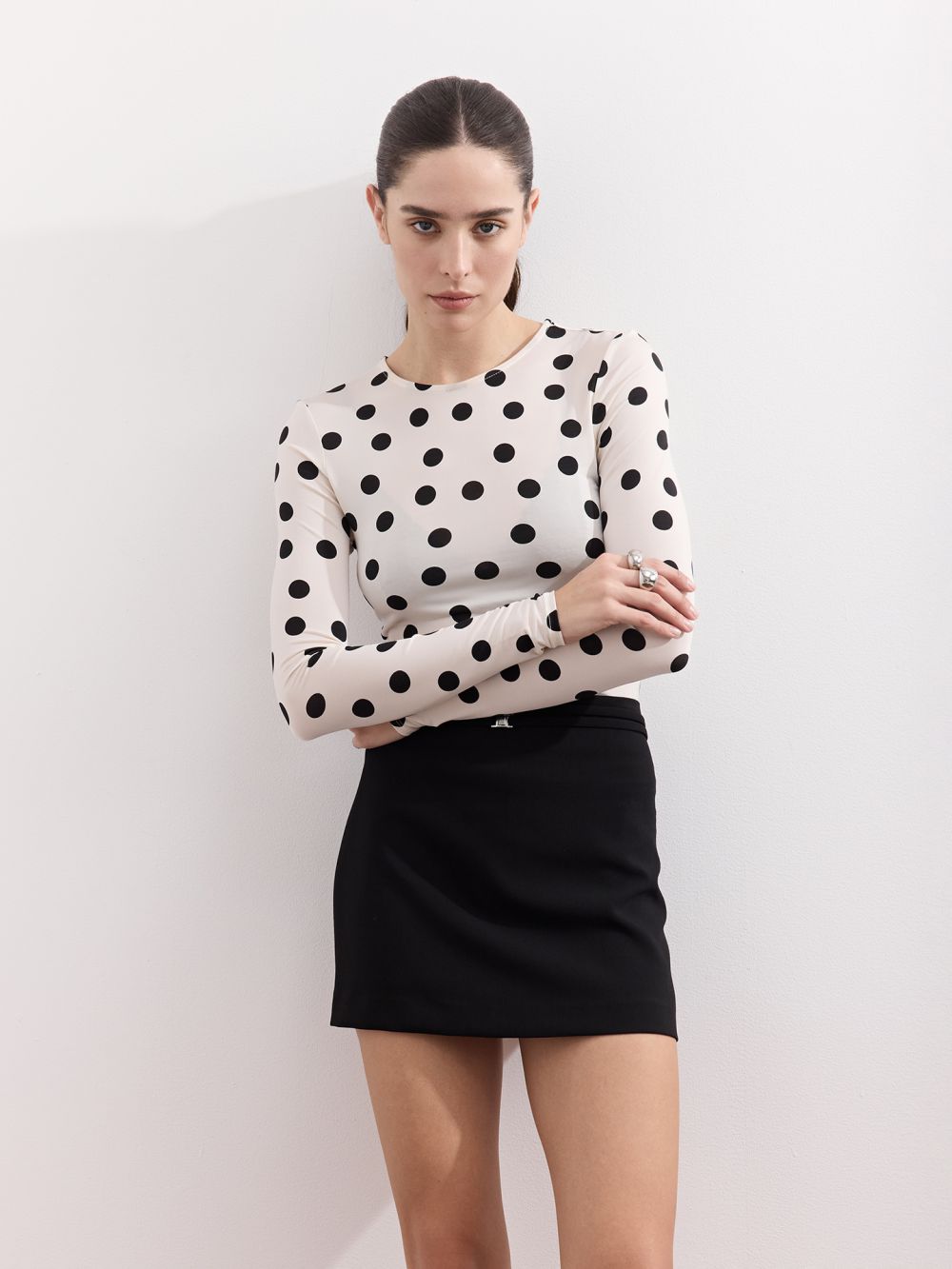 חצאית מיני מעוטרת אבזמים