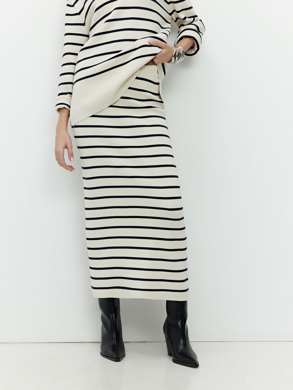 חצאית פסים סרוגה