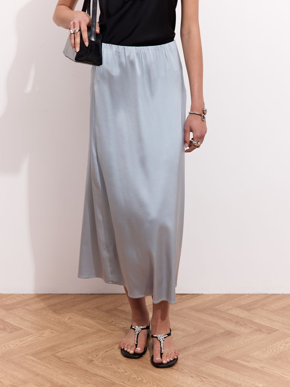 חצאית מידי גזורה באלכסון