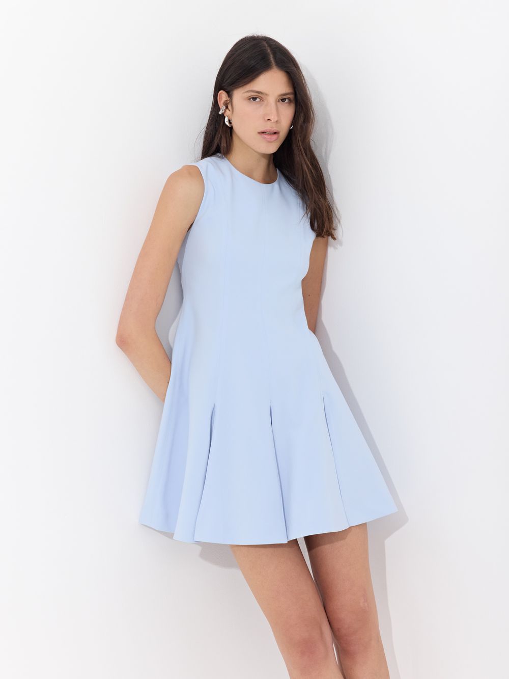 שמלת מיני מחוייטת עם קפלים