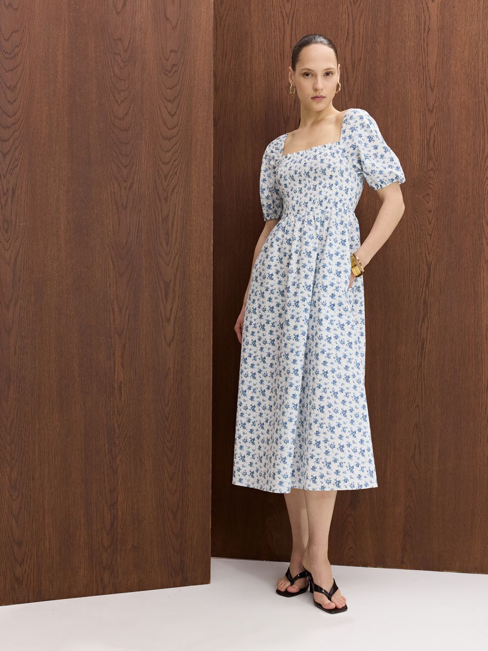 שמלת כיווצים עם שרוולים