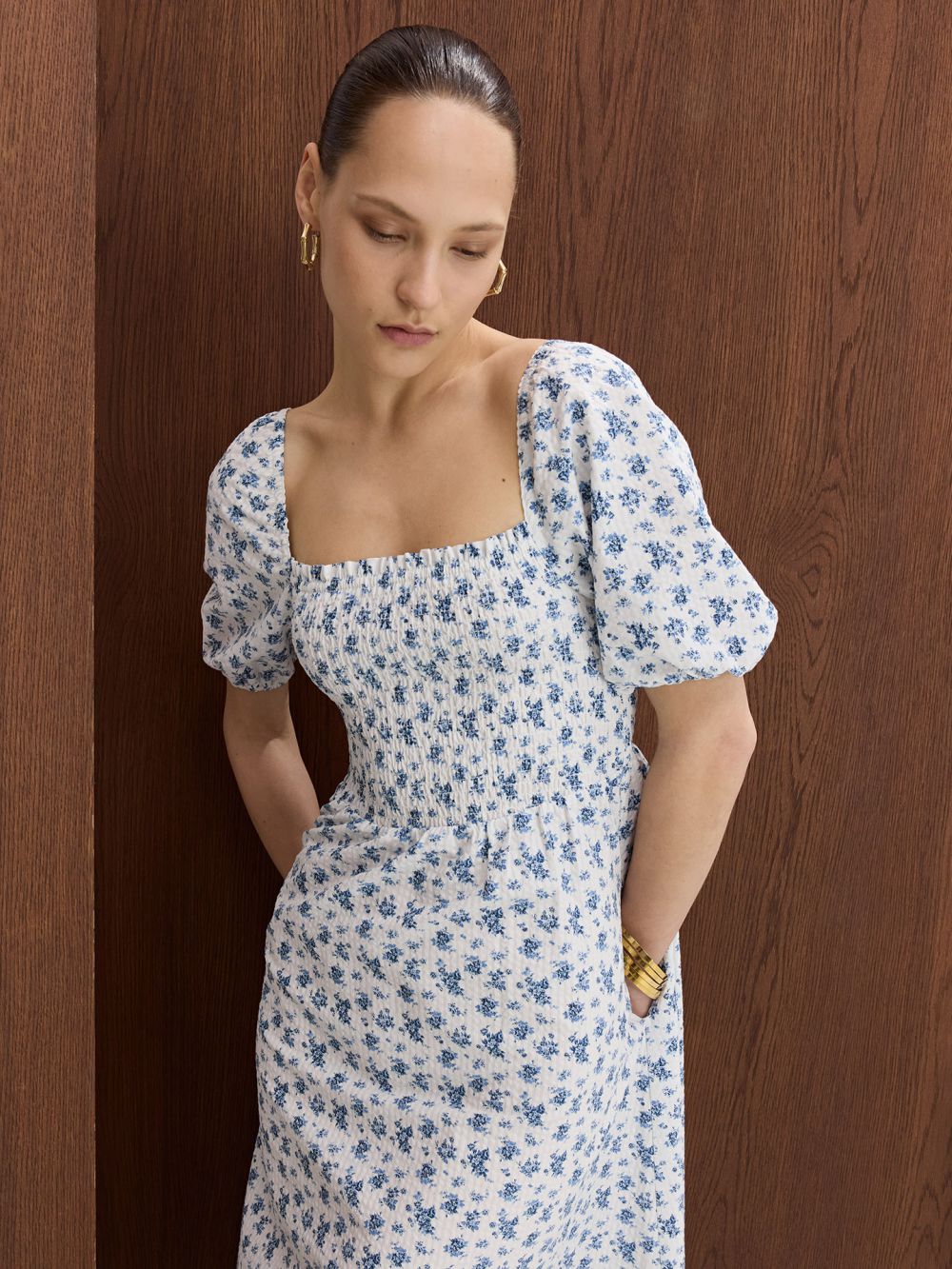 שמלת כיווצים עם שרוולים