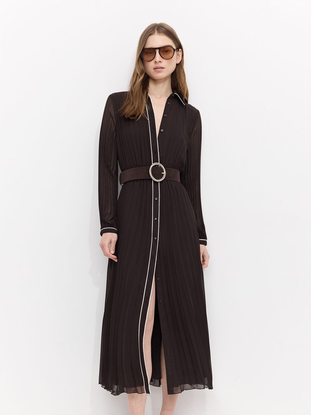 שמלת מקסי קפלים עם חגורה