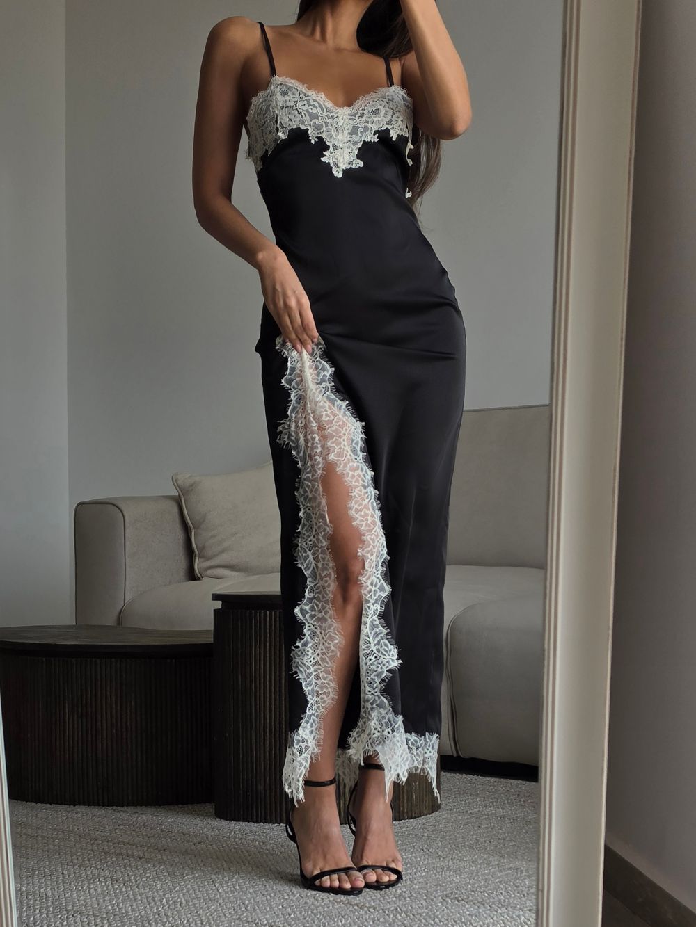 שמלת סאטן עם גימורי תחרה