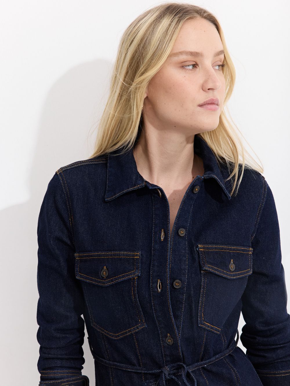 שמלת ג׳ינס באורך מידי עם מתפרים