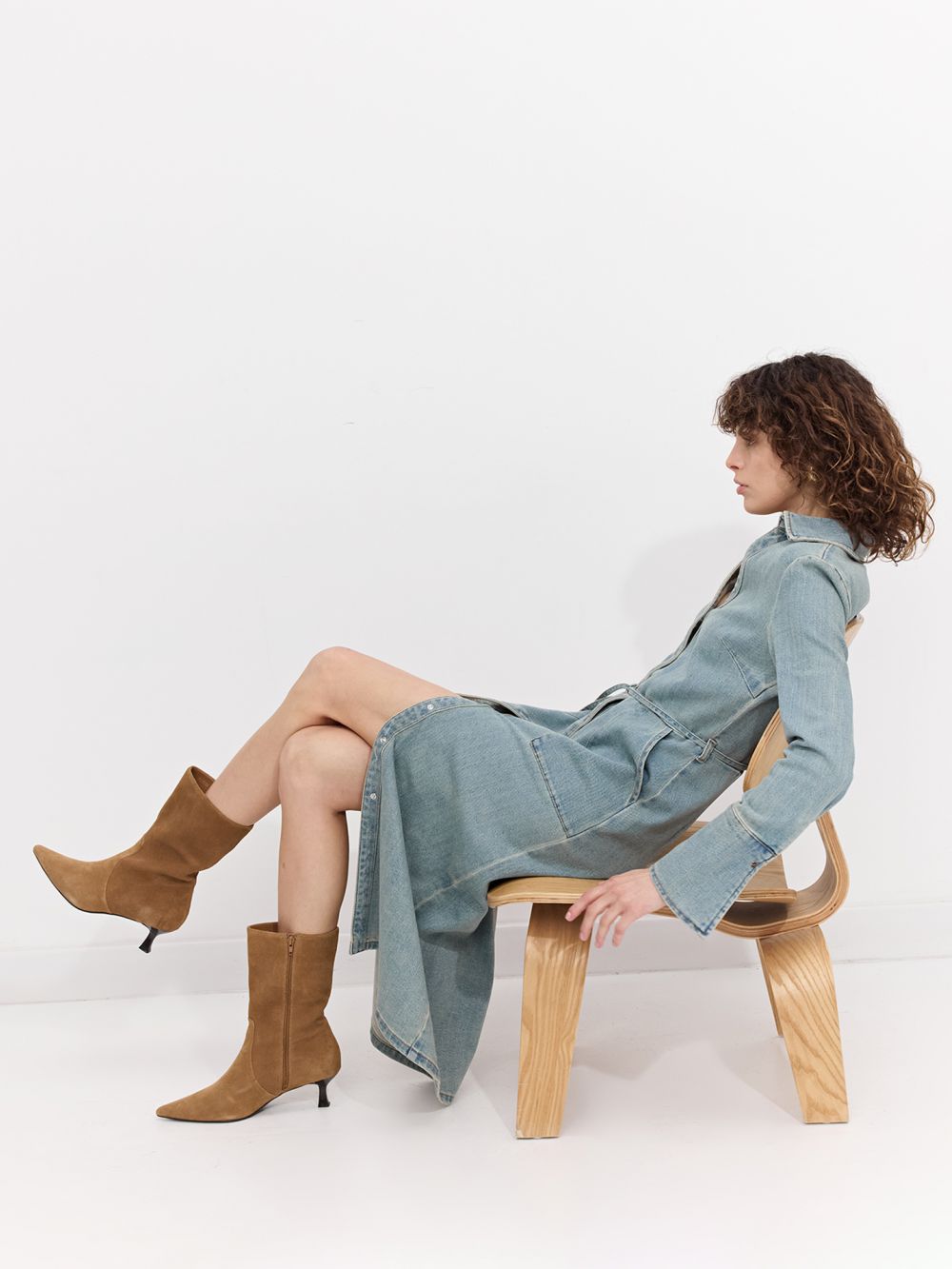 שמלת ג׳ינס מידי עם חגורה