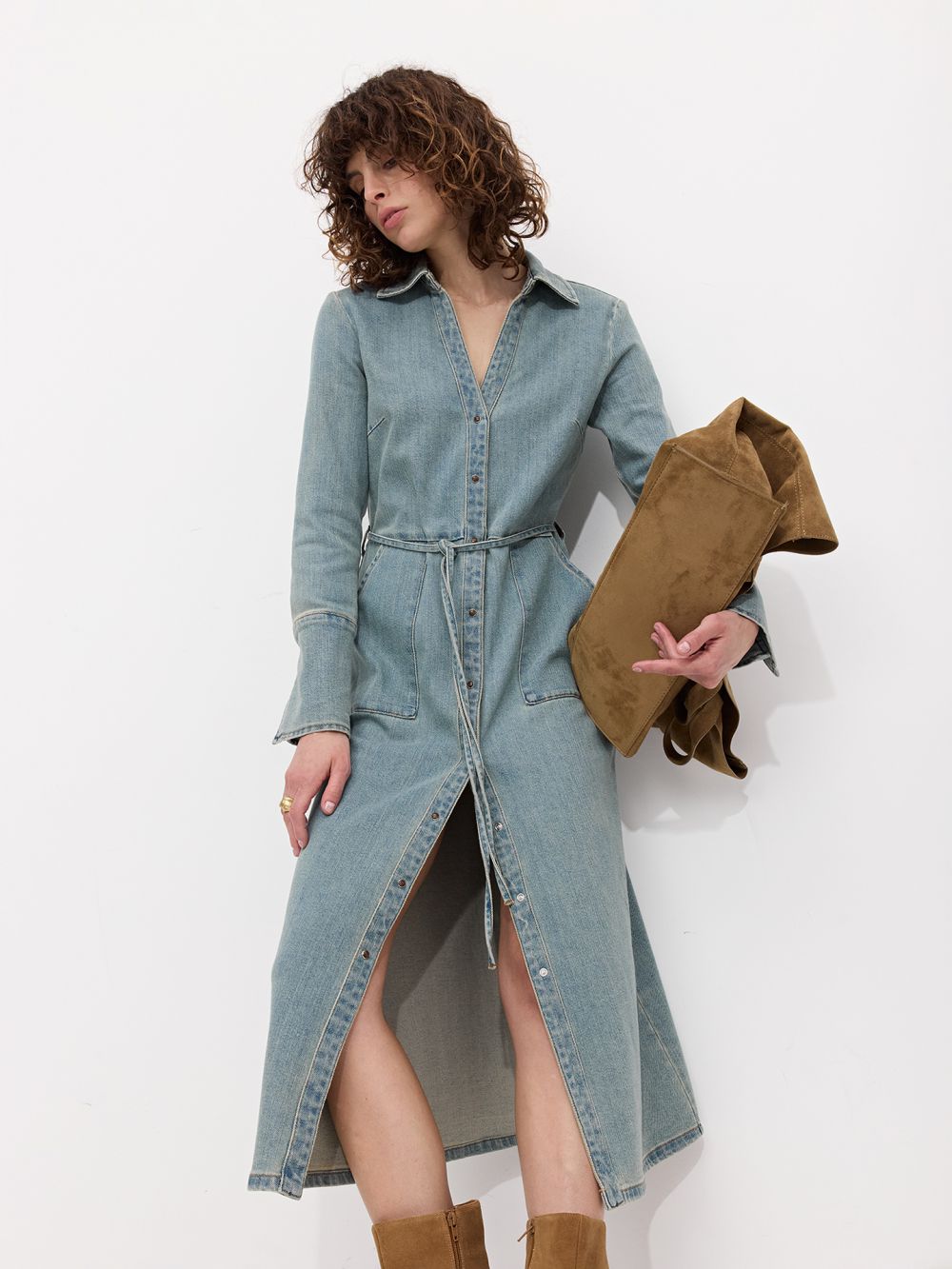 שמלת ג׳ינס מידי עם חגורה