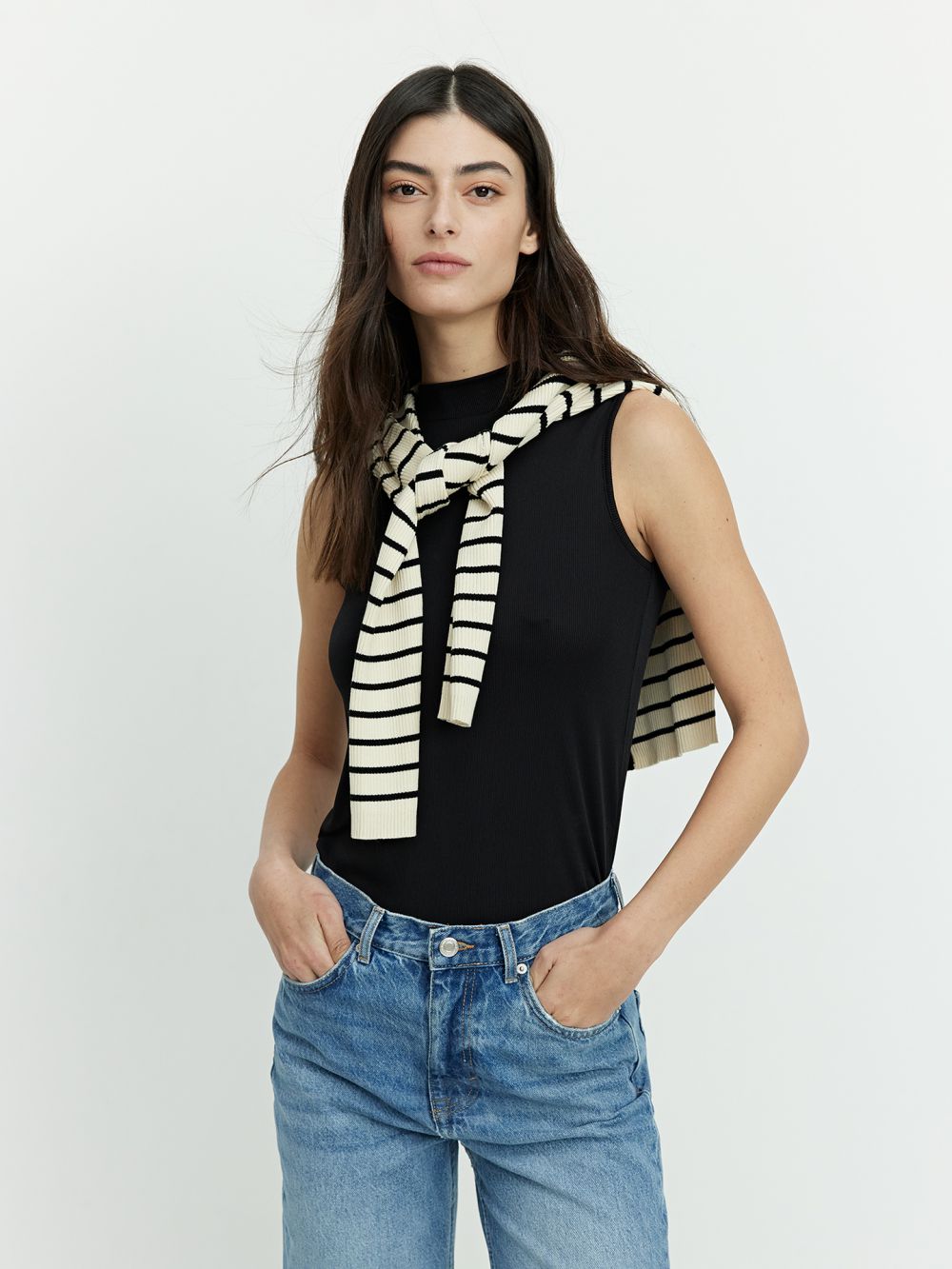 גופיית צווארון גולף נמוך