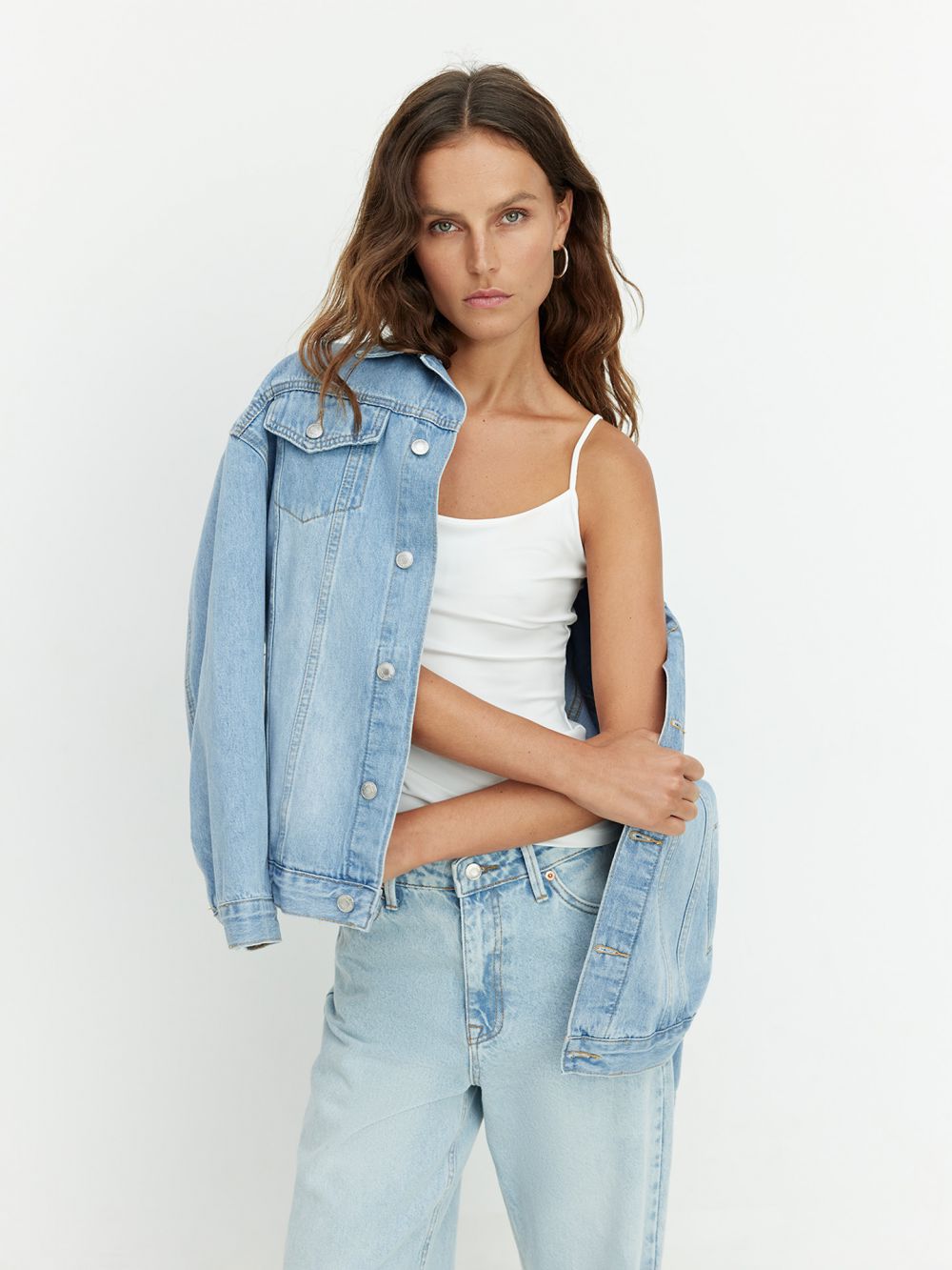 גופיה עם כתפיות דקות