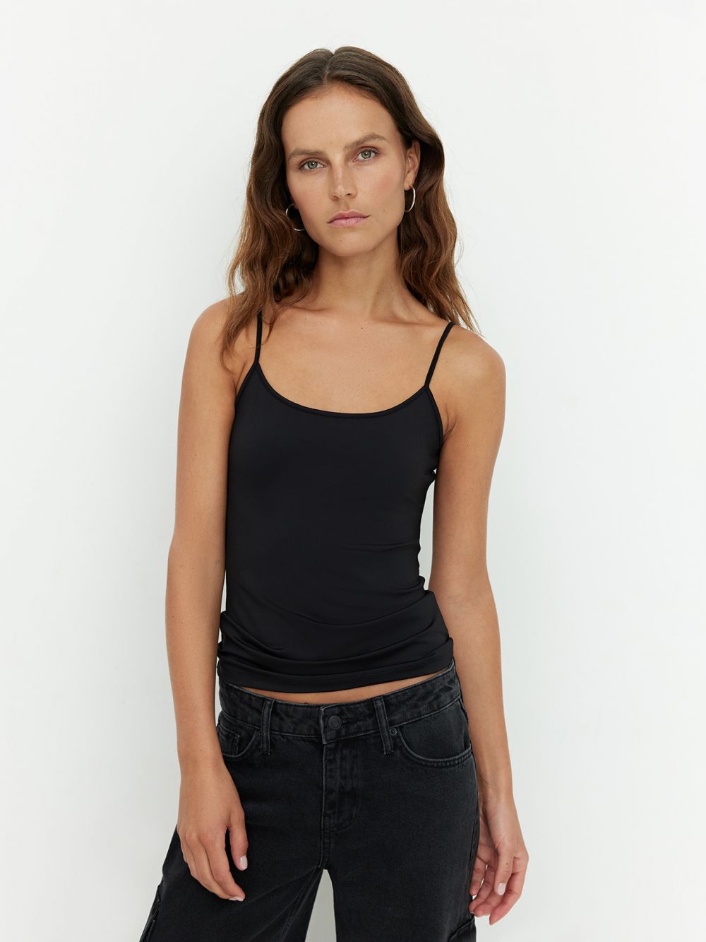 גופיה עם כתפיות דקות