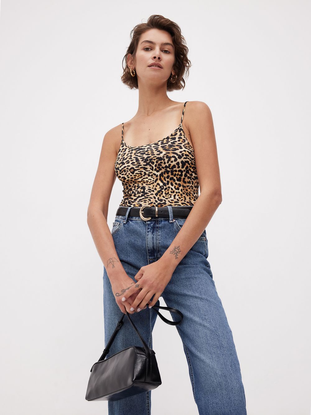 גופיה עם כתפיות דקות