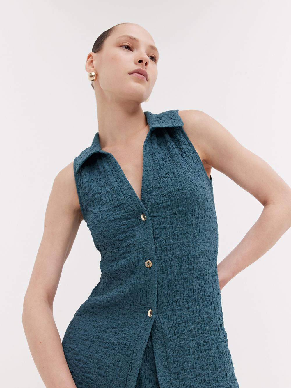 גופייה עם סגירת כפתורים מבד טקסטורה