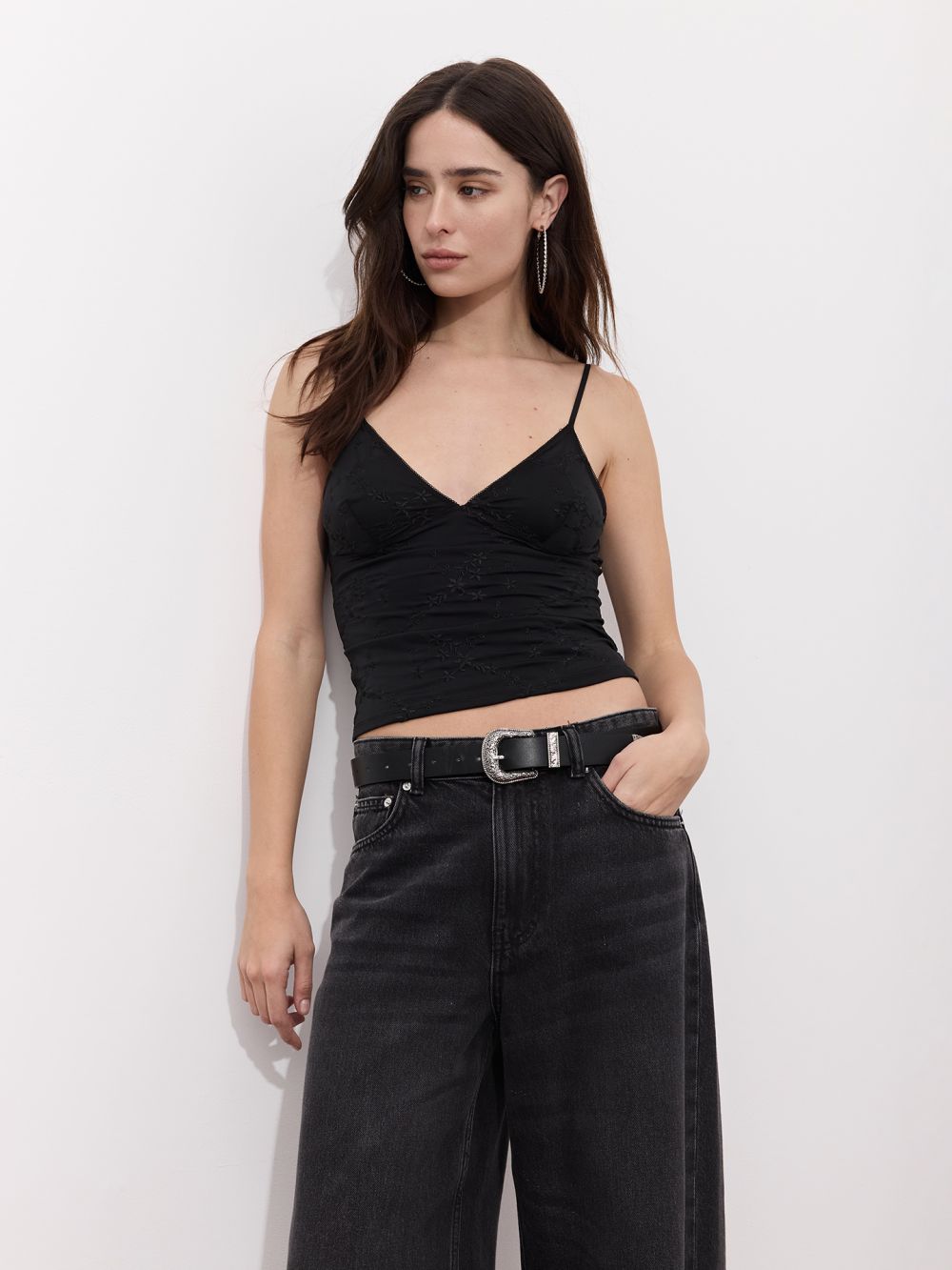 גופיה עם רקמה פרחונית