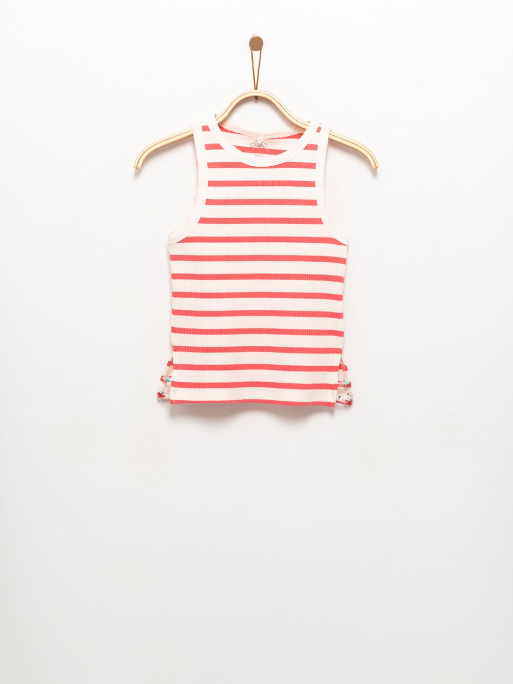 גופיית ריב עם חתכים