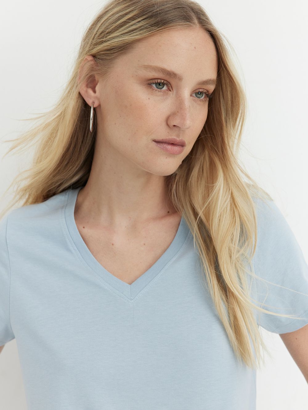 טי-שירט בייסיק מפתח V