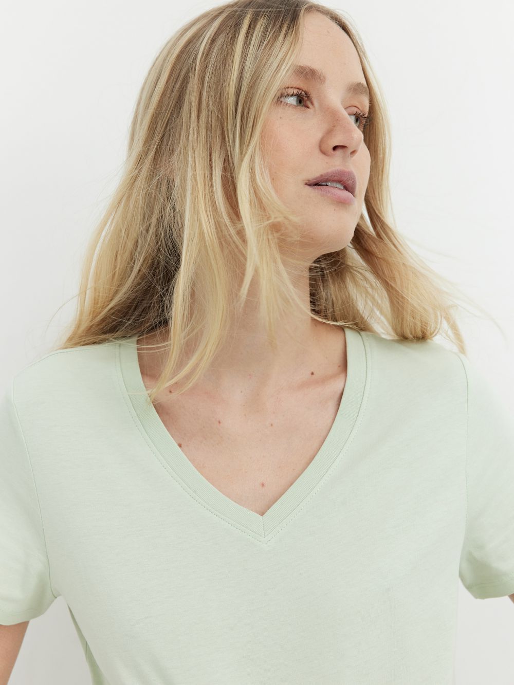 טי-שירט בייסיק מפתח V