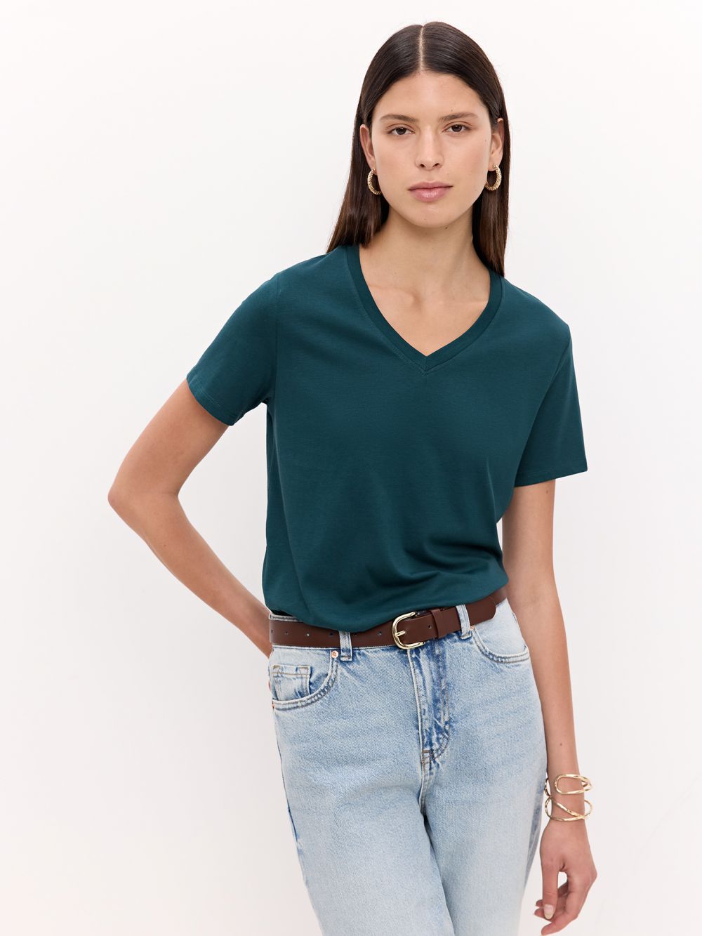 חולצת טי עם צווארון ווי