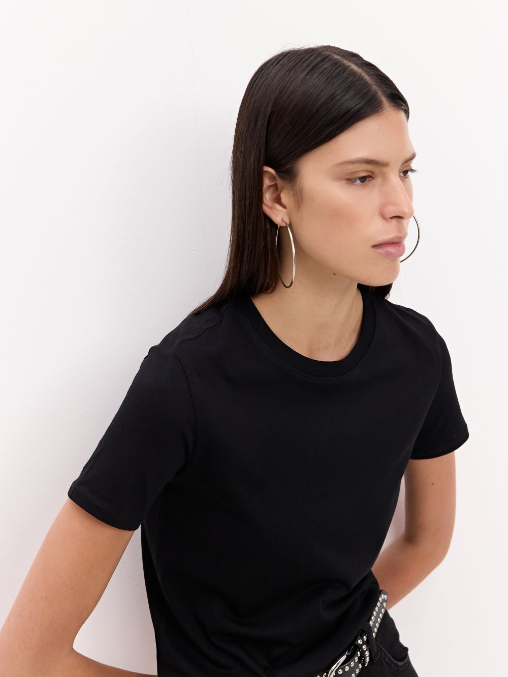 חולצת טי עם צווארון עגול