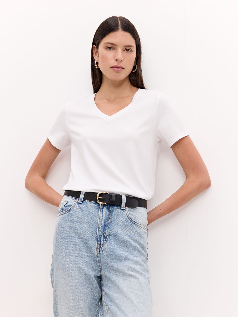 חולצת טי עם צווארון ווי