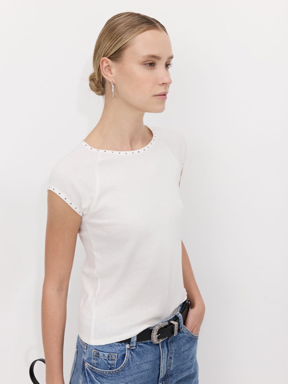 טי שירט עם אבנים בשרוול