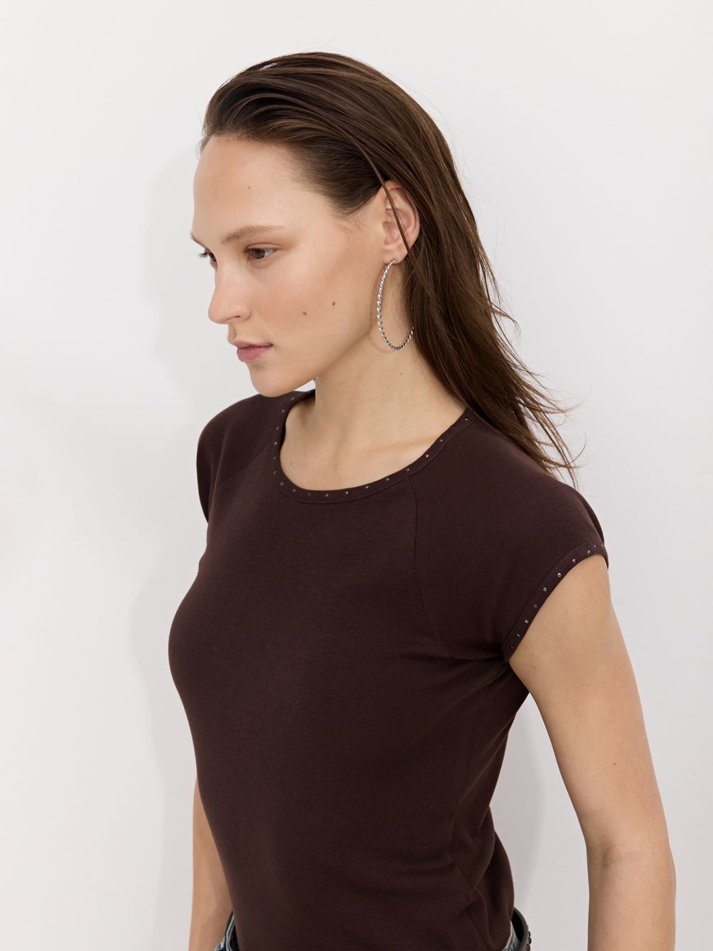 טי שירט עם אבנים בשרוול