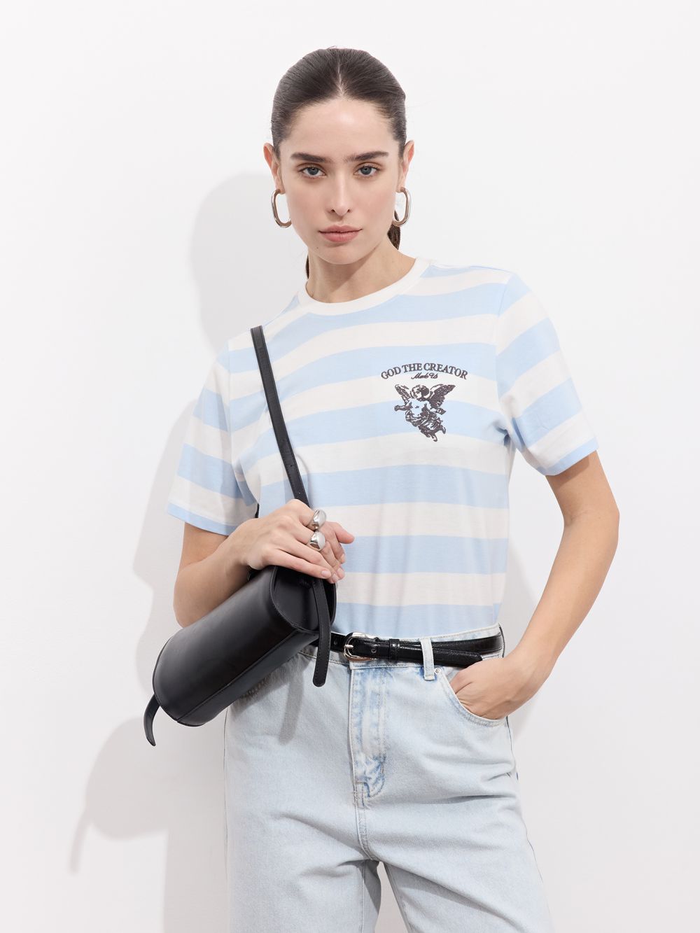 טי שירט עם רקמה