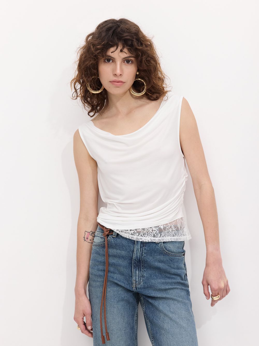 חולצת דרייפינג רכה בעיטור תחרה