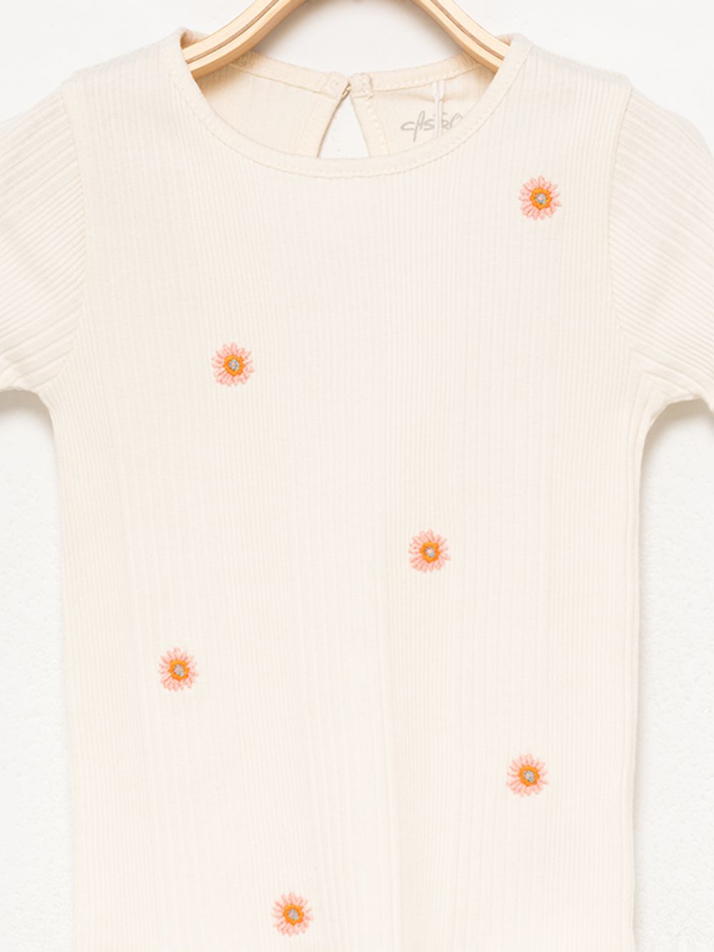 טי שרט ריב עם פרחים רקומים