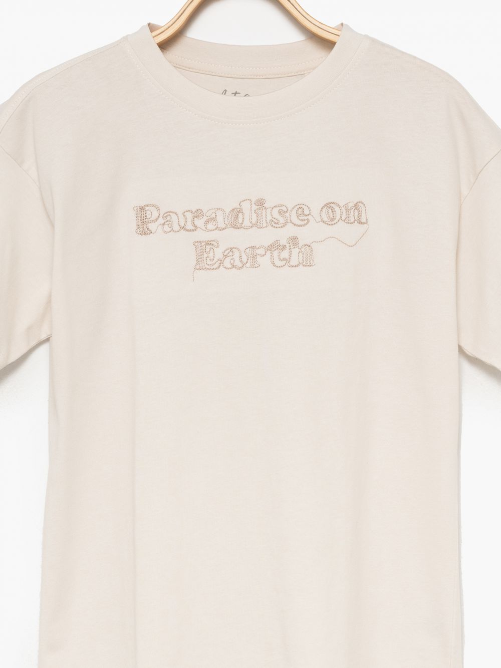 טישרט עם רקמה