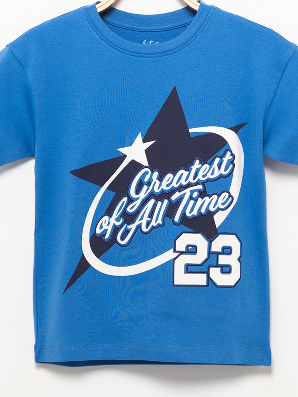 טי-שירט בסגנון ספורטיבי