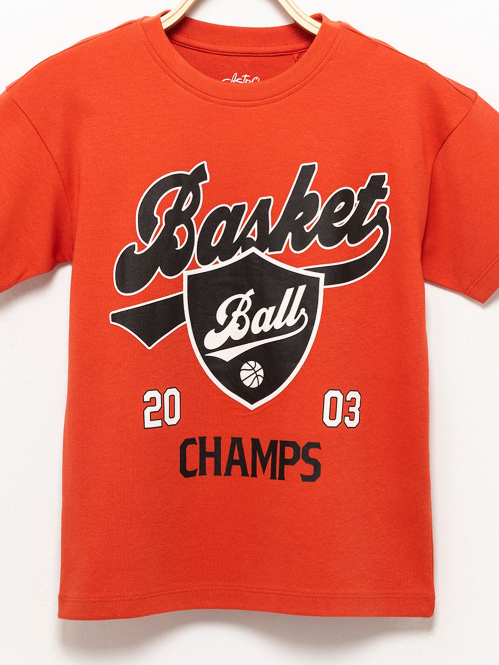 חולצת טי עם דפוס