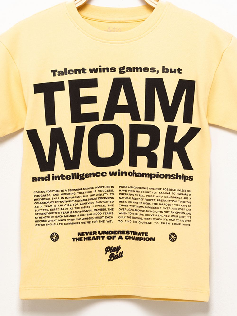 חולצת טי עם דפוס