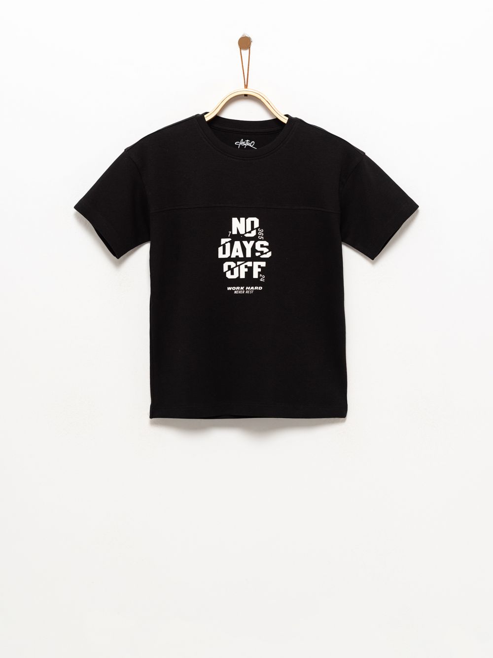 טי-שירט בסגנון ספורטיבי