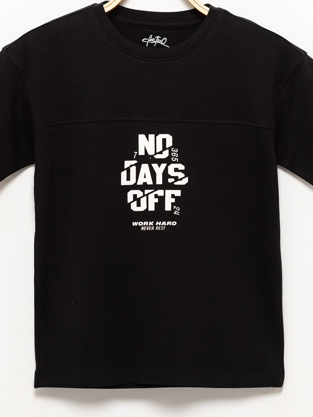 טי-שירט בסגנון ספורטיבי