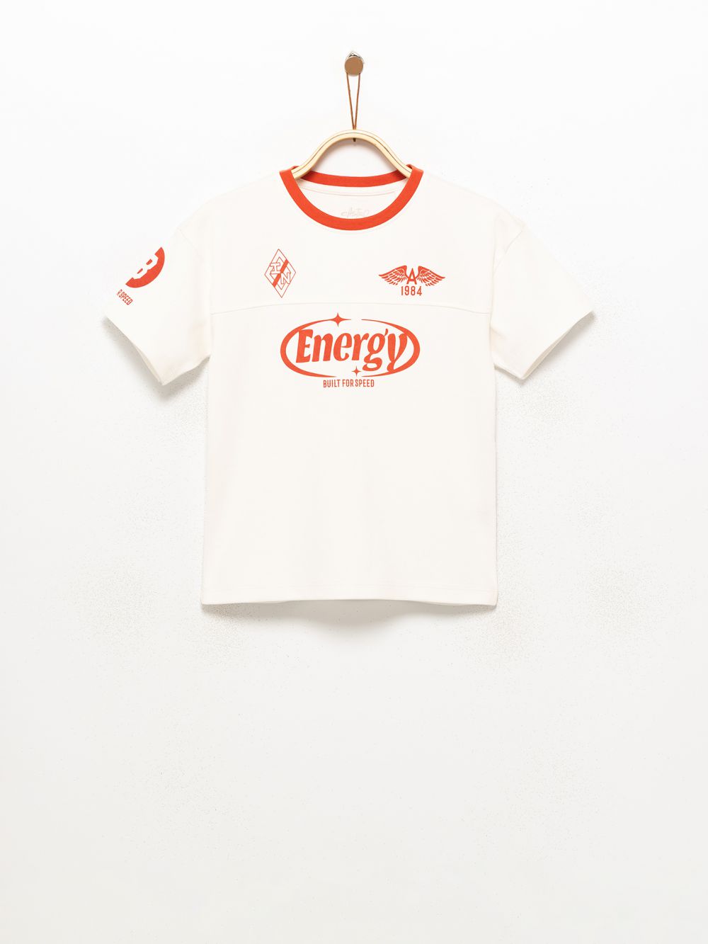 טי-שירט בסגנון ספורטיבי