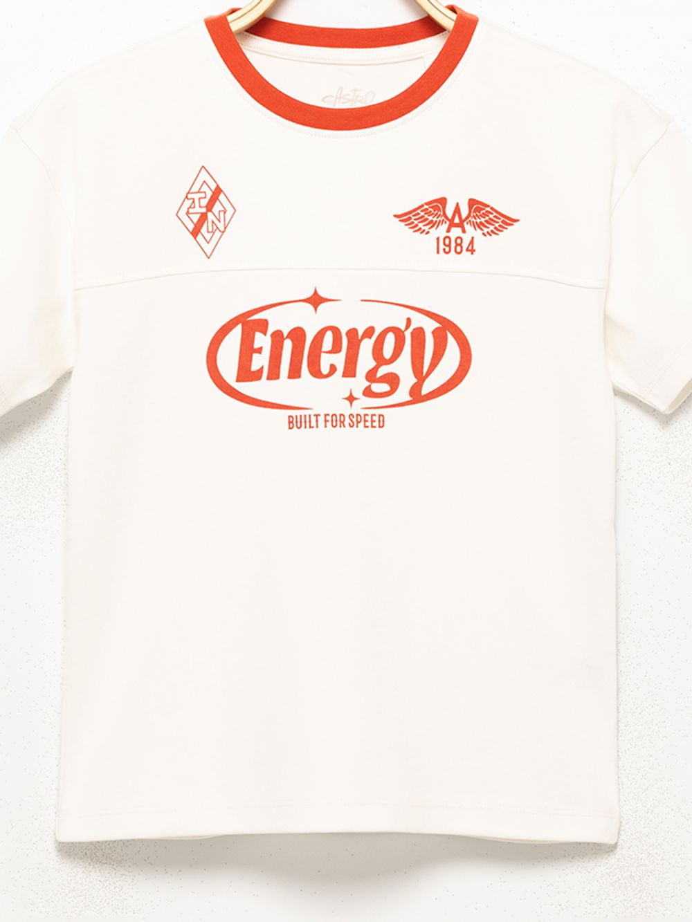 טי-שירט בסגנון ספורטיבי