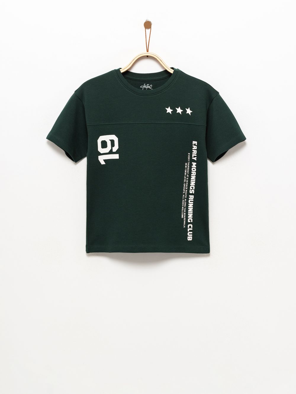 טי-שירט בסגנון ספורטיבי